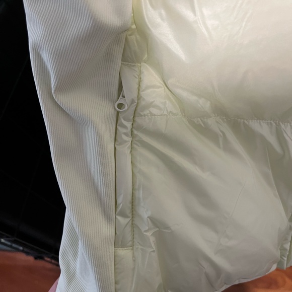 Fabletics: Elliot Packable Puffer Vest Size XL - Picture 3 of 6